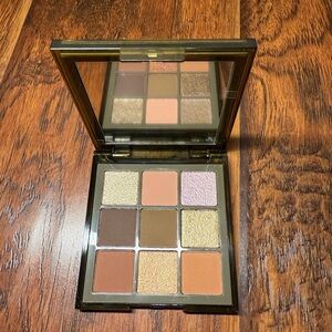 Huda Beauty Khakis  Haze eyeshadow Palette with Neutral and Gold Shades. New